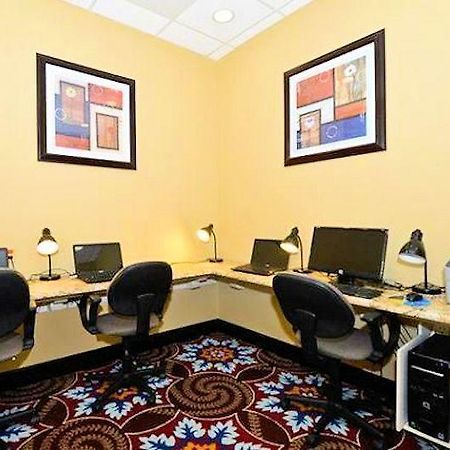Causeway Bay Hotel ランシング エクステリア 写真