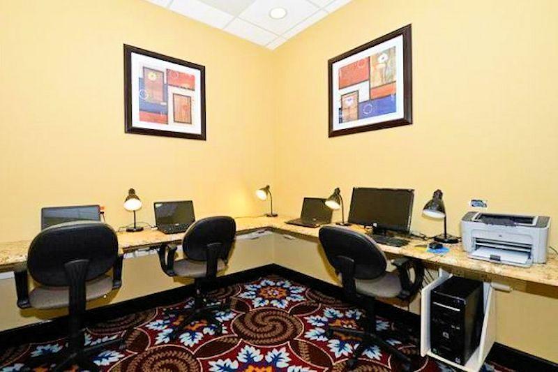 Causeway Bay Hotel ランシング エクステリア 写真