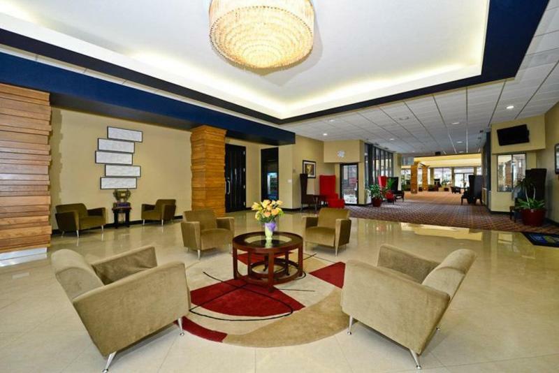 Causeway Bay Hotel ランシング エクステリア 写真