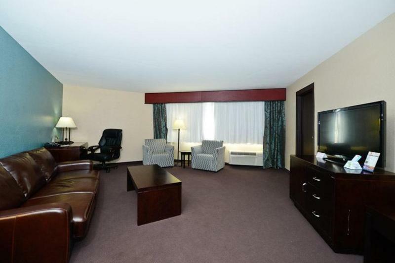 Causeway Bay Hotel ランシング エクステリア 写真