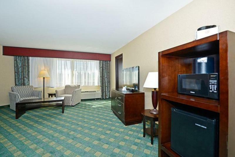 Causeway Bay Hotel ランシング エクステリア 写真